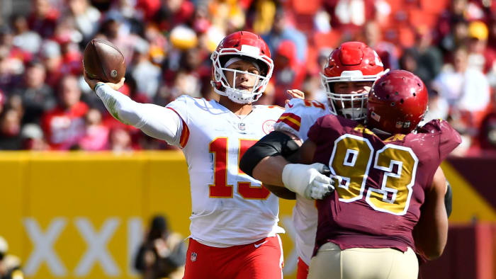 Patrick Mahomes throws a pass vs. Washington